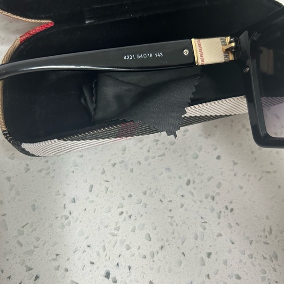 Woman’s Burberry Sunglasses - Picture 6 of 6